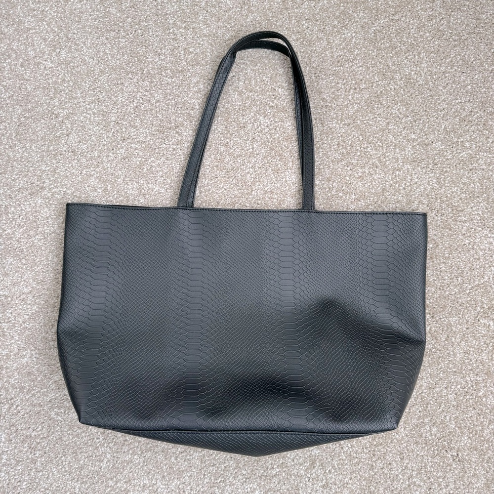 NWOT Bloomingdales Tote bag Black snake skin patter